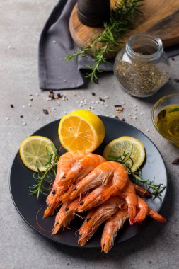 Taş zeminde karides. Biberiye ve limonlu ızgara karides.. 