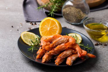 Taş zeminde karides. Biberiye ve limonlu ızgara karides.. 