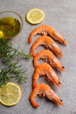 Taş zeminde karides. Biberiye ve limonlu ızgara karides.. 