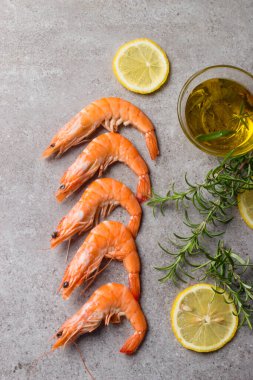 Taş zeminde karides. Biberiye ve limonlu ızgara karides.. 