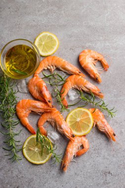 Taş zeminde karides. Biberiye ve limonlu ızgara karides.. 