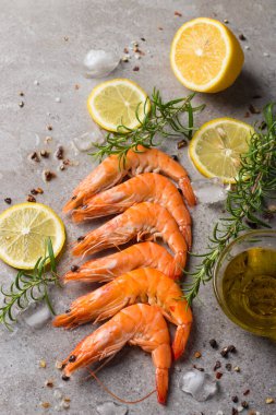 Taş zeminde karides. Biberiye ve limonlu ızgara karides.. 