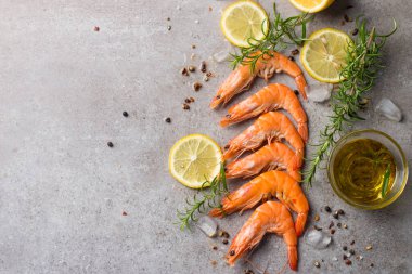 Taş zeminde karides. Biberiye ve limonlu ızgara karides.. 