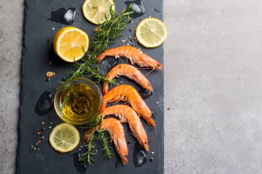 Taş zeminde karides. Biberiye ve limonlu ızgara karides.. 