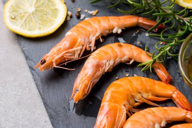 Taş zeminde karides. Biberiye ve limonlu ızgara karides.. 