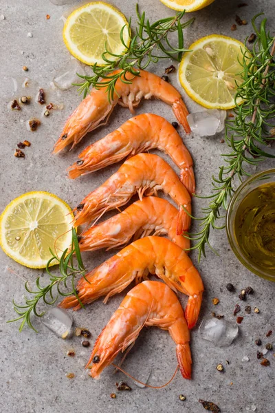 Taş zeminde karides. Biberiye ve limonlu ızgara karides.. 