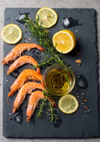 Taş zeminde karides. Biberiye ve limonlu ızgara karides.. 