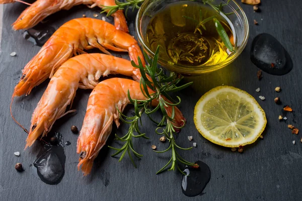 Taş zeminde karides. Biberiye ve limonlu ızgara karides.. 