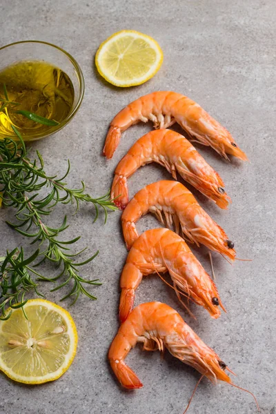 Taş zeminde karides. Biberiye ve limonlu ızgara karides.. 