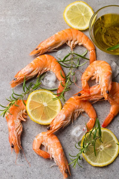 Taş zeminde karides. Biberiye ve limonlu ızgara karides.. 