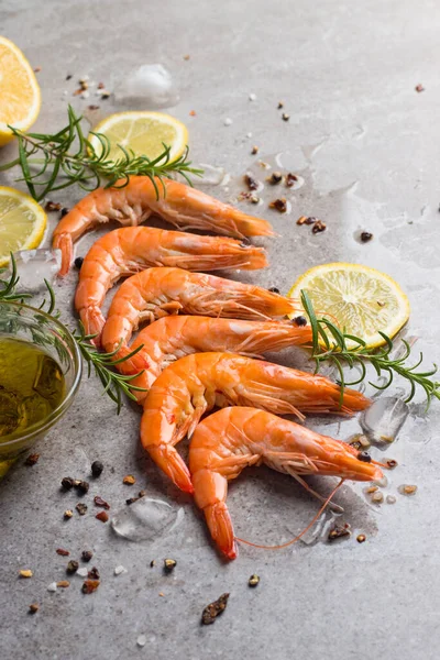 Taş zeminde karides. Biberiye ve limonlu ızgara karides.. 