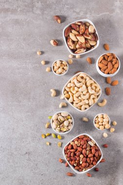 Ahşap arka planda fındık ve kurutulmuş meyve karışımı sağlıklı. Badem, fındık, fındık, fıstık, fıstık, fıstık, Brezilya fındığı.