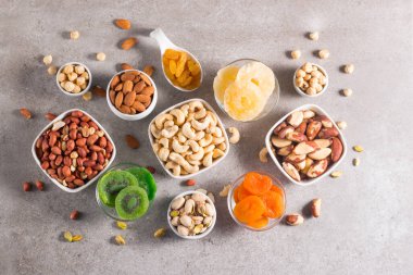 Ahşap arka planda fındık ve kurutulmuş meyve karışımı sağlıklı. Badem, fındık, fındık, fıstık, fıstık, fıstık, Brezilya fındığı.