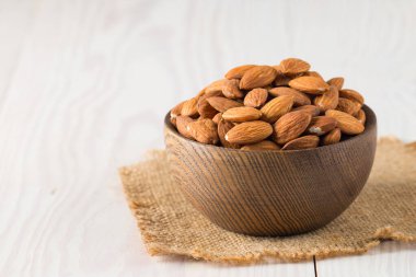 Ahşap arka planda fındık ve kurutulmuş meyve karışımı sağlıklı. Badem, fındık, fındık, fıstık, fıstık, fıstık, Brezilya fındığı.