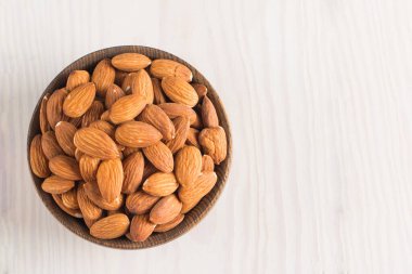 Kahverengi kasede çiğ badem.