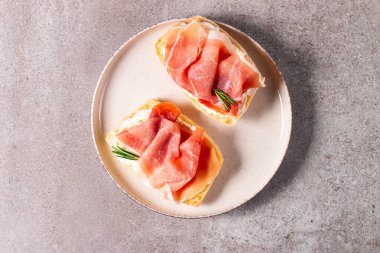 Krem peynirli ve jamonlu tost. Biberiye, ekmek ve yağlı jambonlu sandviç.. 