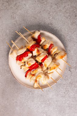 Izgara tavuk şişi. Limonlu ve salatalı Satay. Soslu kebap.. 
