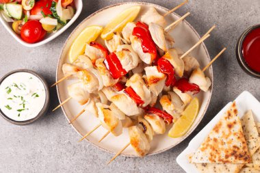 Izgara tavuk şişi. Limonlu ve salatalı Satay. Soslu kebap.. 