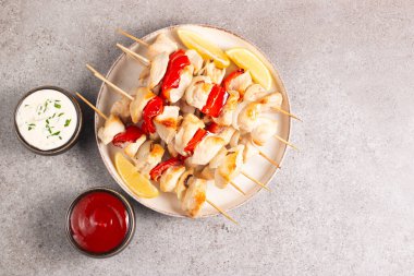 Izgara tavuk şişi. Limonlu ve salatalı Satay. Soslu kebap.. 