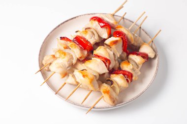 Izgara tavuk şişi. Limonlu ve salatalı Satay. Soslu kebap.. 