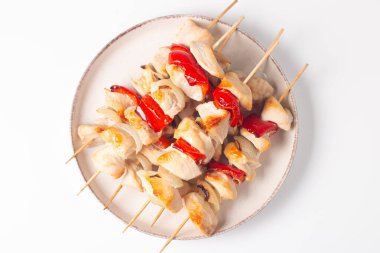 Izgara tavuk şişi. Limonlu ve salatalı Satay. Soslu kebap.. 