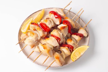 Izgara tavuk şişi. Limonlu ve salatalı Satay. Soslu kebap.. 