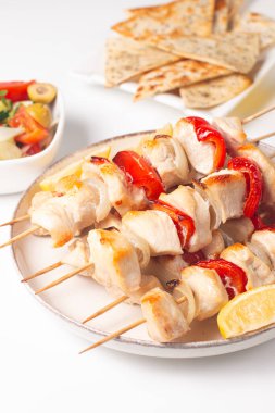 Izgara tavuk şişi. Limonlu ve salatalı Satay. Soslu kebap.. 