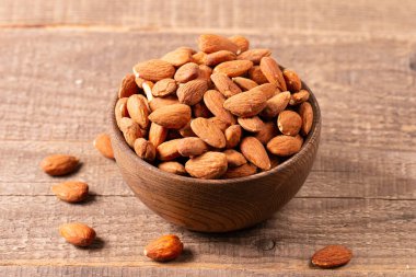 Kahverengi ahşap kasede çiğ badem. Organik gıda konsepti. 