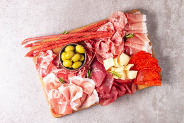 Şarküteri tahtası. Salamlı, jambonlu ve jambonlu et ve peynir tabağı aperatifleri.
