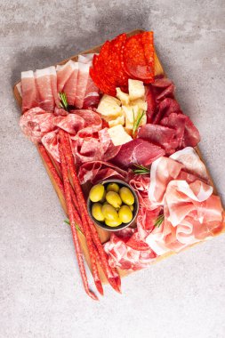 Şarküteri tahtası. Salamlı, jambonlu ve jambonlu et ve peynir tabağı aperatifleri.