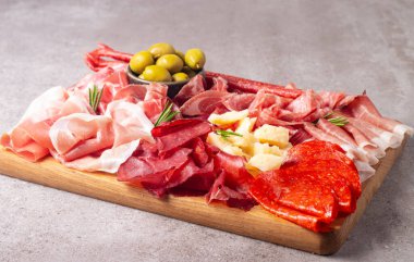 Şarküteri tahtası. Salamlı, jambonlu ve jambonlu et ve peynir tabağı aperatifleri.