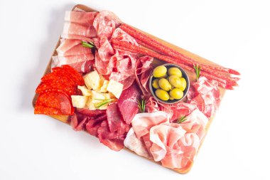 Şarküteri tahtası. Salamlı, jambonlu ve jambonlu et ve peynir tabağı aperatifleri.