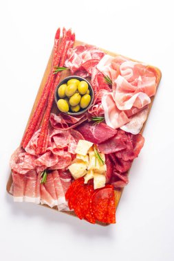 Şarküteri tahtası. Salamlı, jambonlu ve jambonlu et ve peynir tabağı aperatifleri.