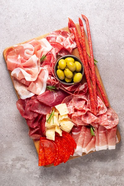 Şarküteri tahtası. Salamlı, jambonlu ve jambonlu et ve peynir tabağı aperatifleri.
