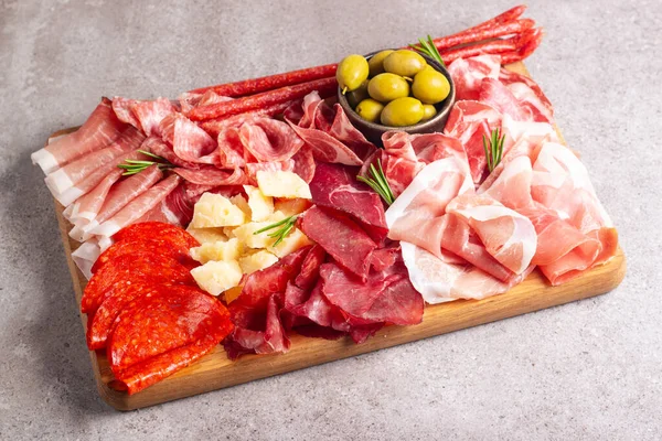 Şarküteri tahtası. Salamlı, jambonlu ve jambonlu et ve peynir tabağı aperatifleri.