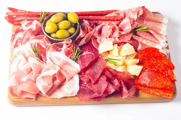 Şarküteri tahtası. Salamlı, jambonlu ve jambonlu et ve peynir tabağı aperatifleri.