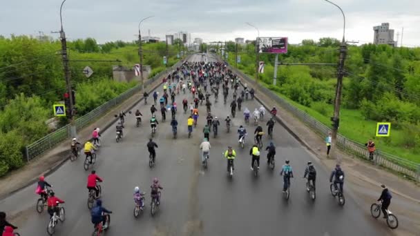 2019年5月26日在基洛夫举行的自行车游行 从四轴飞行器拍摄 骑自行车的人进入桥 四轴飞行器在他们身后移动了一会儿 — 图库视频影像