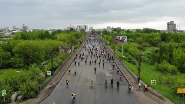 Desfile Ciclistas Celebrado Kirov Mayo 2019 Disparando Desde Quadcopter Los — Vídeo de stock