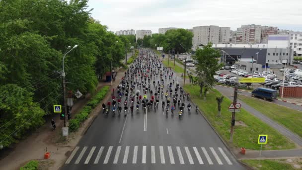 2019年5月26日在基洛夫举行的自行车游行 从四轴飞行器拍摄 当四轴飞行器减少时 四轴飞行器会接近 然后四轴飞行器转动 — 图库视频影像