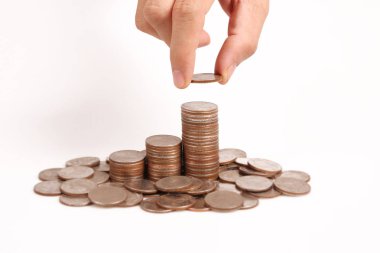 Bir elinde büyüyen para sikke yığını