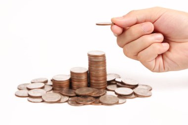 Bir elinde büyüyen para sikke yığını