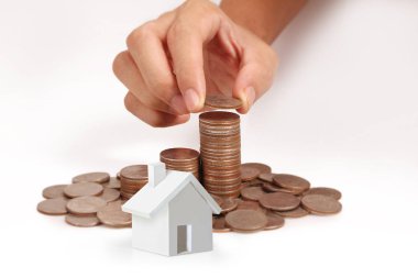 Bir el ve Model ev iş büyüyen para sikke yığını