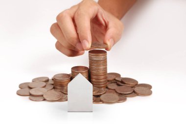 Bir el ve Model ev iş büyüyen para sikke yığını