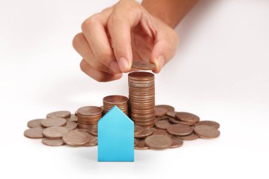 Bir el ve Model ev iş büyüyen para sikke yığını