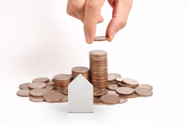 Bir el ve Model ev iş büyüyen para sikke yığını