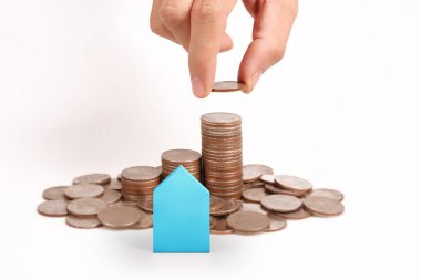 Bir el ve Model ev iş büyüyen para sikke yığını