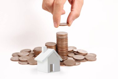 Bir el ve Model ev iş büyüyen para sikke yığını