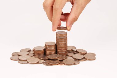 Bir elinde büyüyen para sikke yığını