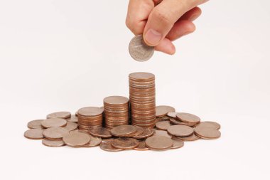 Bir elinde büyüyen para sikke yığını