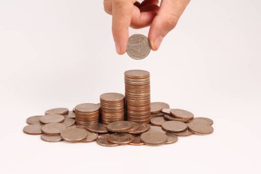 Bir elinde büyüyen para sikke yığını